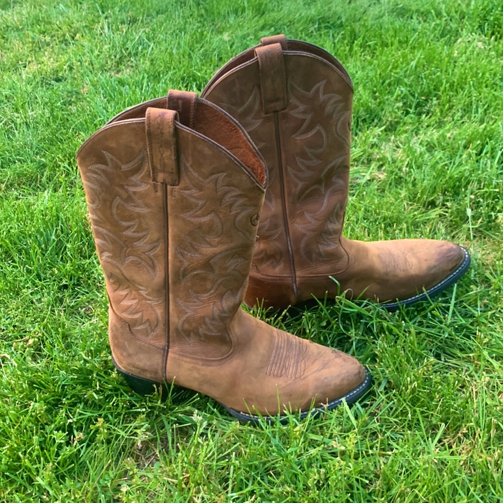 I am selling cowboy boots The brand is ariat they are leather